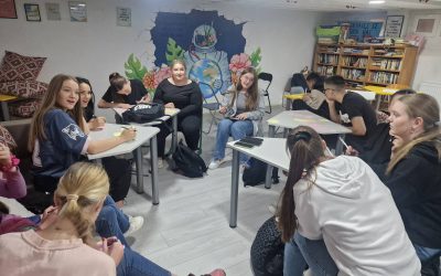 “U vremenu kada ljudi grade zidove,  komšije su oni/e koji/e još uvijek otvaraju vrata.” – Autor nepoznat